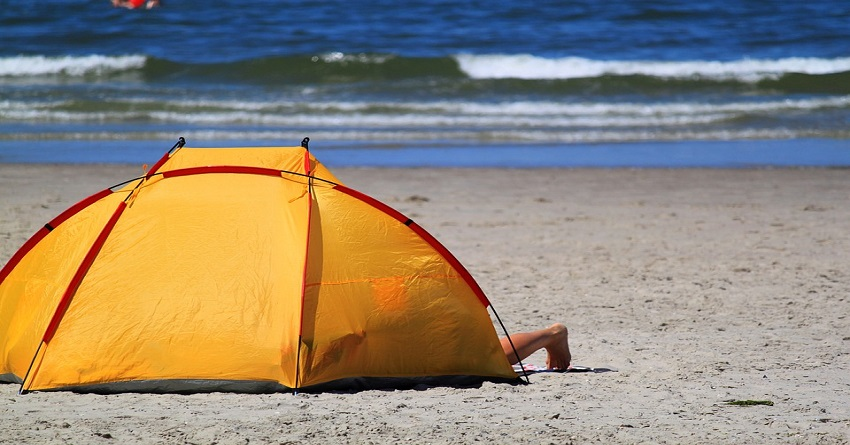 Is a Beach Tent or Beach Umbrella Better?